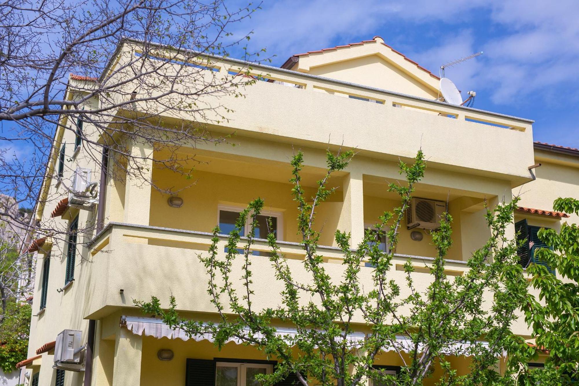 Ada Apartment *